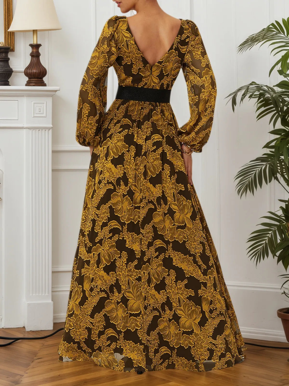 Vestido largo línea A de gasa floral dorada con abertura, escote en V y mangas globo largas