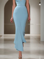Vestido longo azul claro com pérolas falsas, decote quadrado e mangas curtas