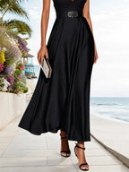 Abito midi a linea A in raso nero con pizzo, scollo a V e maniche corte