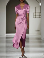 Vestido maxi verde satinado con escote en V para invitada de boda de otoño