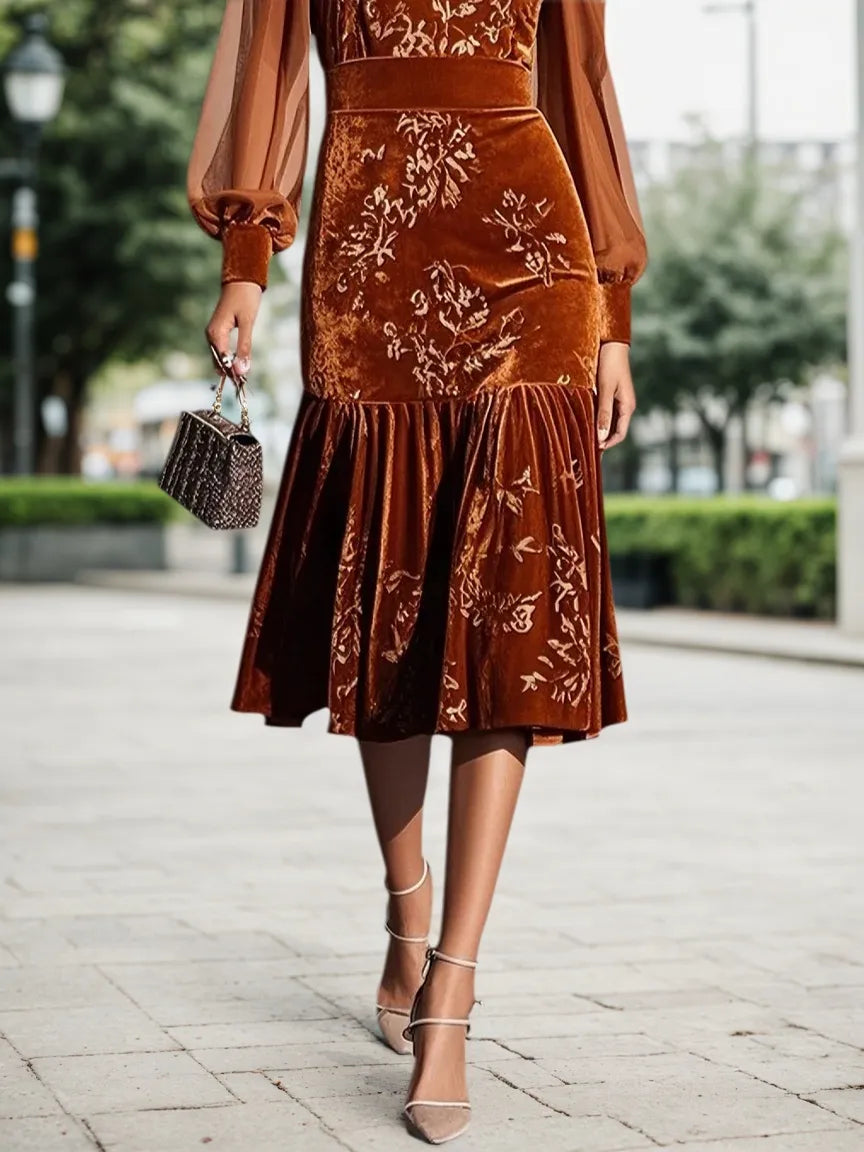Karamellfarbenes Mesh-Samt-Kleid mit Rundhalsausschnitt, langen Ballonärmeln und Meerjungfrauen-Midi-Länge