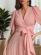 Vestido maxi justo rosa em chiffon com laço franzido, decote em V e mangas curtas