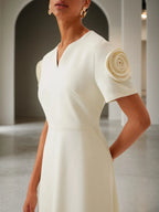 Vestido maxi en línea A color blanco roto con mangas cortas, cuello en V y flores 3D