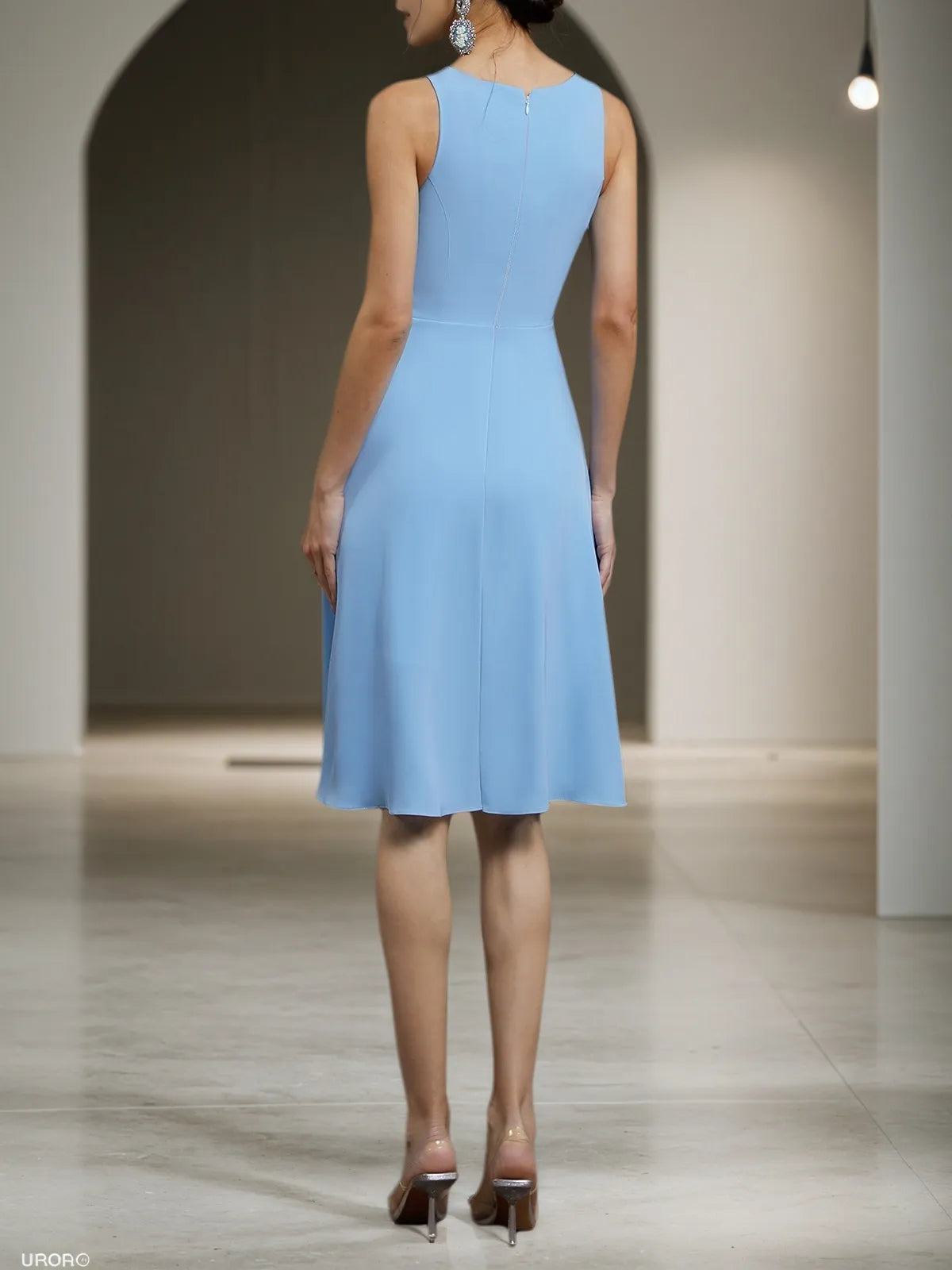 Abito midi a linea A azzurro chiaro asimmetrico con scollo tondo classico e senza maniche