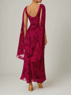Robe maxi fourreau rouge en jacquard chiffon, col bénitier, sans manches
