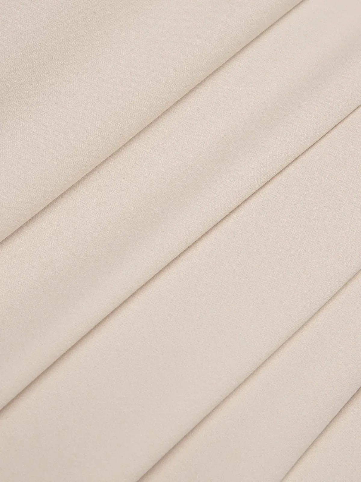 Abito lungo plissettato a linea A color avorio con maniche a tre quarti arricciate