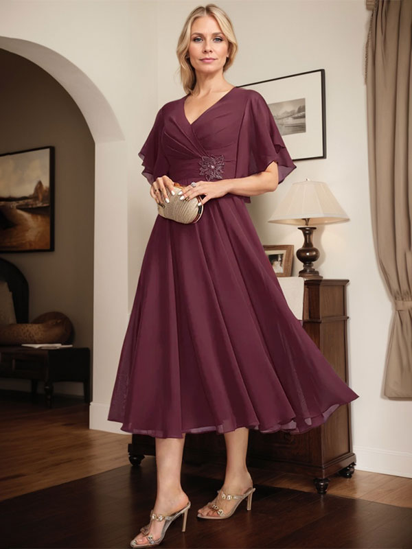 Vestido de madre de la novia línea A de gasa con escote en V, largo hasta el té y detalles plisados con cuentas