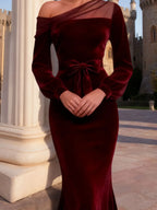 Abendformelles burgunderrotes Samt-Maxikleid mit einer Schulter