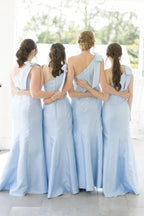 Vestido longo de madrinha em cetim azul claro, um ombro só, corte tubo