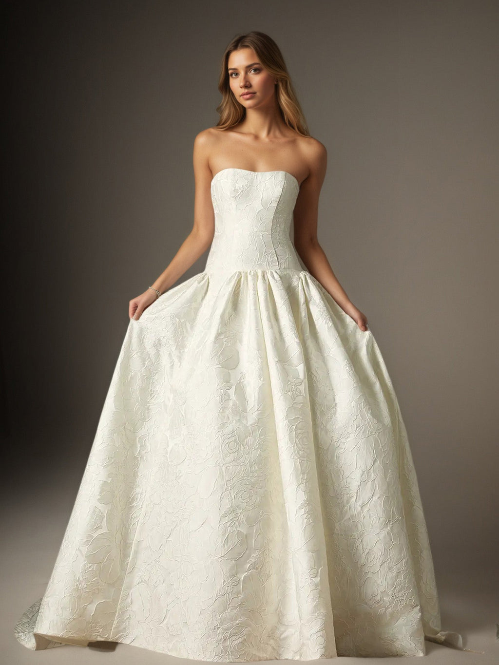 Abito da sposa a gonna ampia bianco senza spalline in jacquard floreale