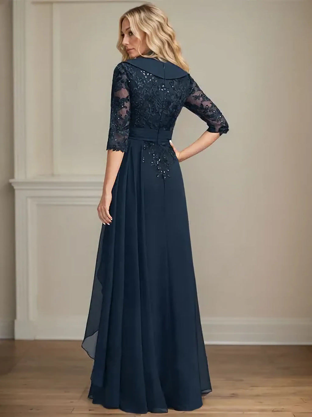 Robe de mère de la mariée en dentelle et chiffon, coupe A, col V avec col, longueur au sol, sequins et volants en cascade