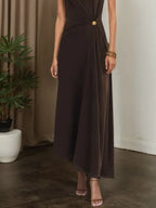 Braunes, geschnalltes, gerafftes Baumwoll-Strick asymmetrisches ärmelloses A-Linien Maxikleid