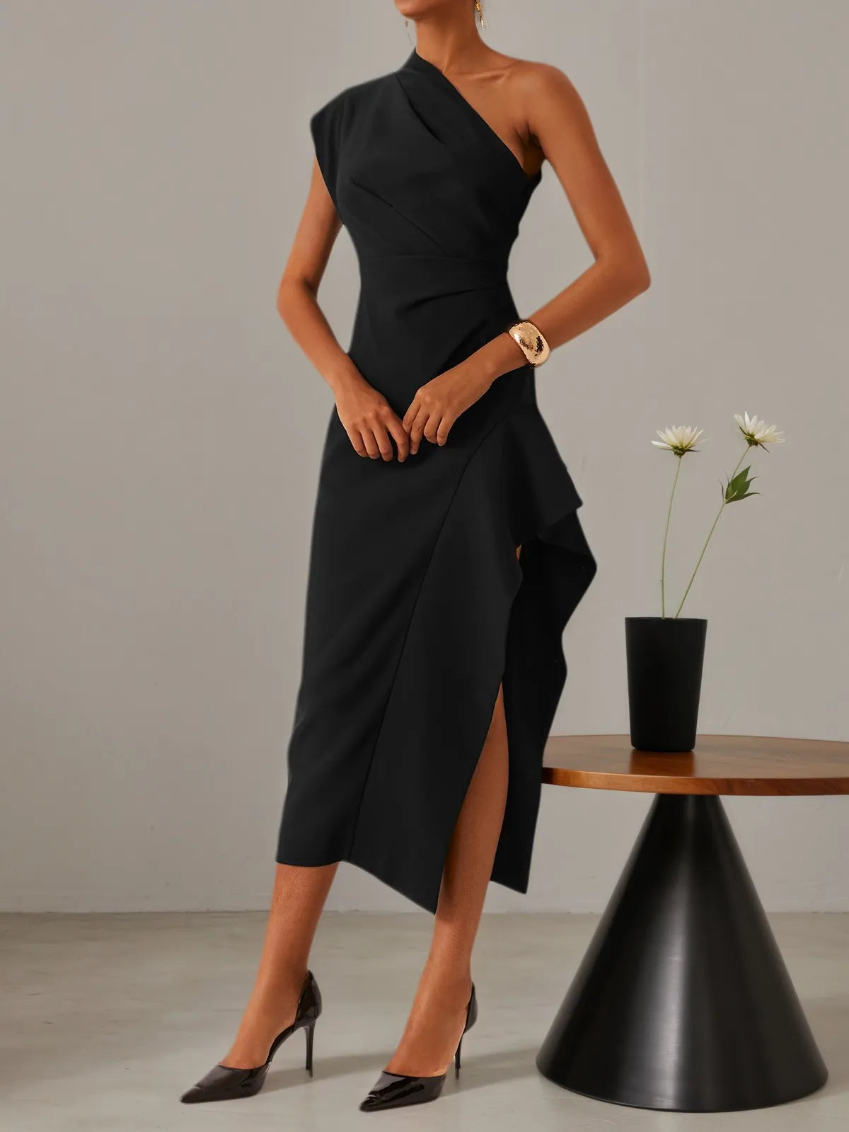 Abito midi nero a linea A monospalla con spacco