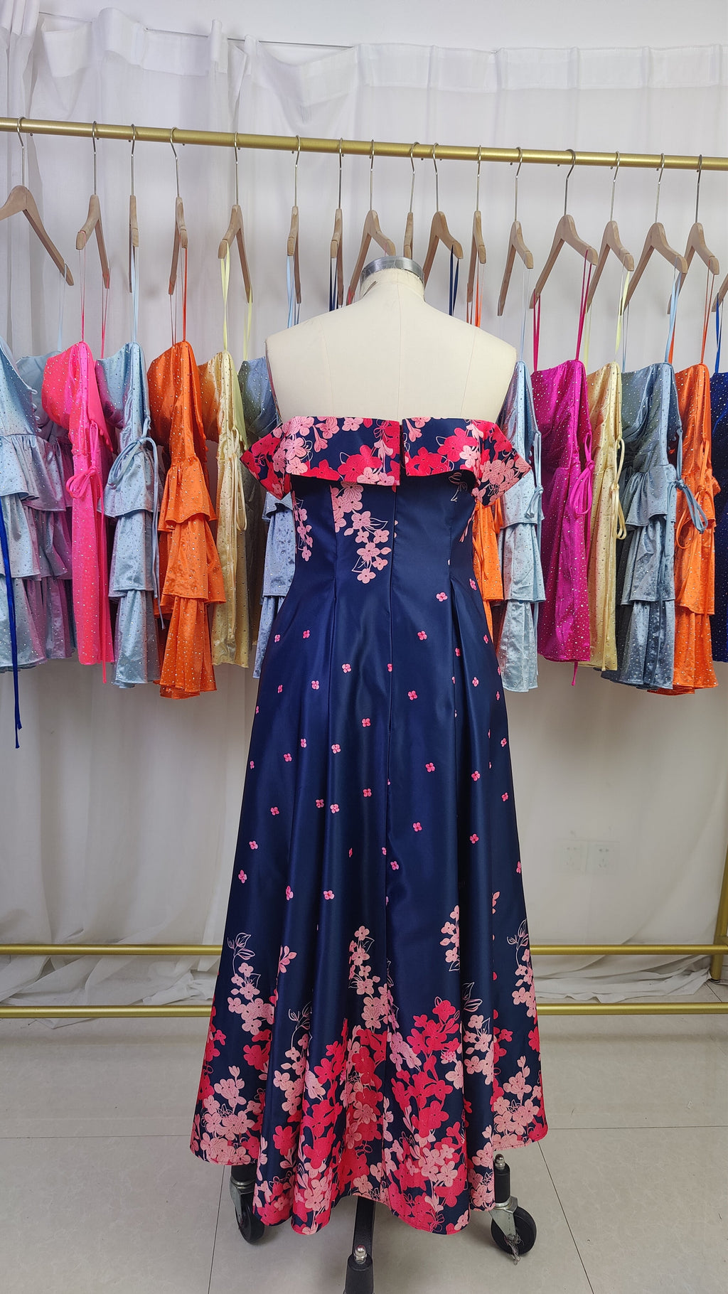 A-Linien schulterfreies knöchellanges Satin-Kleid mit floralem Muster, Mutter der Braut