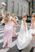 Vestido longo de madrinha rosa, modelo tubinho, alças, decote quadrado, sem mangas, em cetim