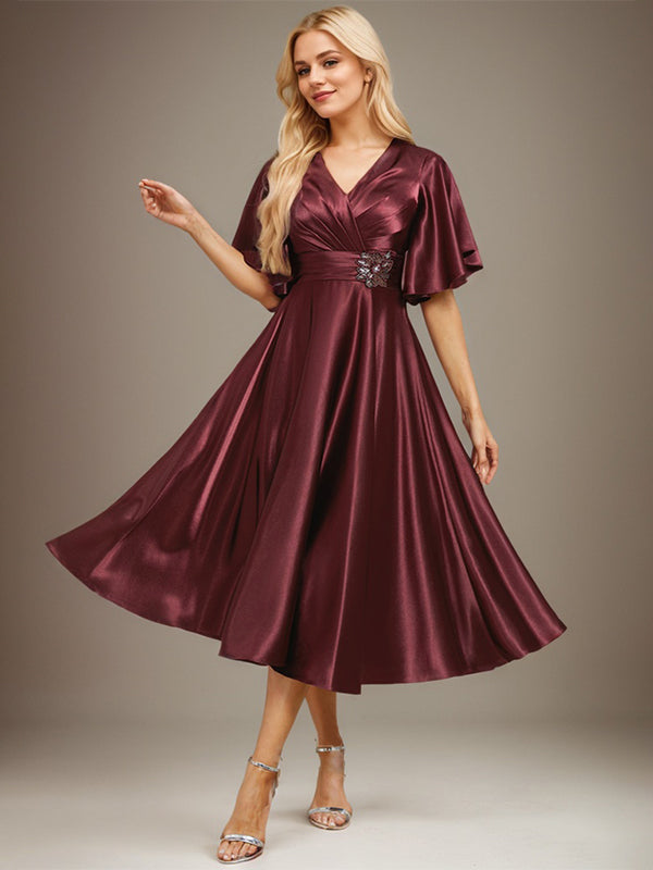 Vestito a-line da madre della sposa in raso elasticizzato con scollo a V, lunghezza tea, perline e pieghe