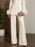 Conjunto de dos piezas para mujer con top elegante blanco con cuello redondo, mangas largas, hebilla y adornos de plumas con pantalones