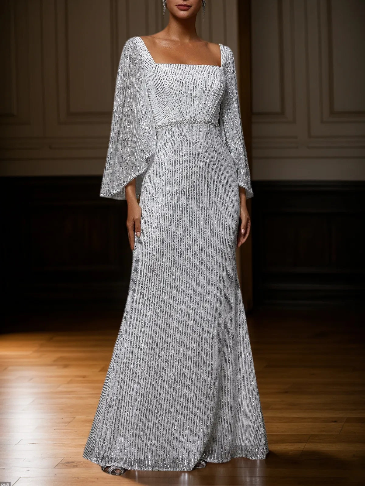 Vestido tubo plateado con lentejuelas de pedrería, escote cuadrado y mangas tres cuartos