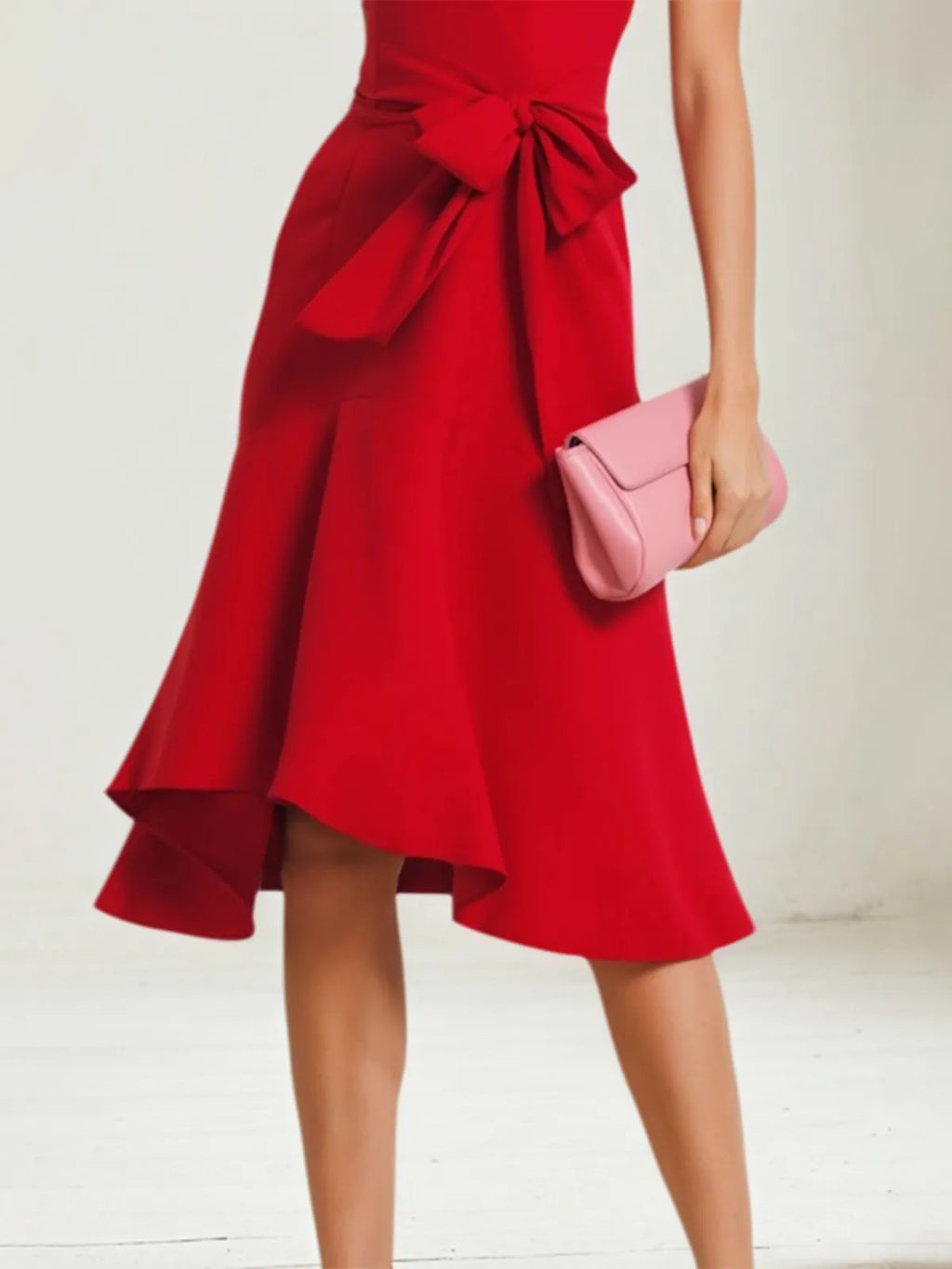 Vestido de cóctel rojo con escote en V y cordones, largo hasta la rodilla