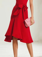 Vestido de cóctel rojo con escote en V y cordones, largo hasta la rodilla