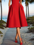 Vestido midi vermelho corte A, sem mangas, decote coração clássico, com bolsos e costura decorativa