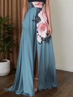 Schwarzes Satin Maxikleid mit Schlitz, Blumenmuster, Neckholder und ärmellos in A-Linie