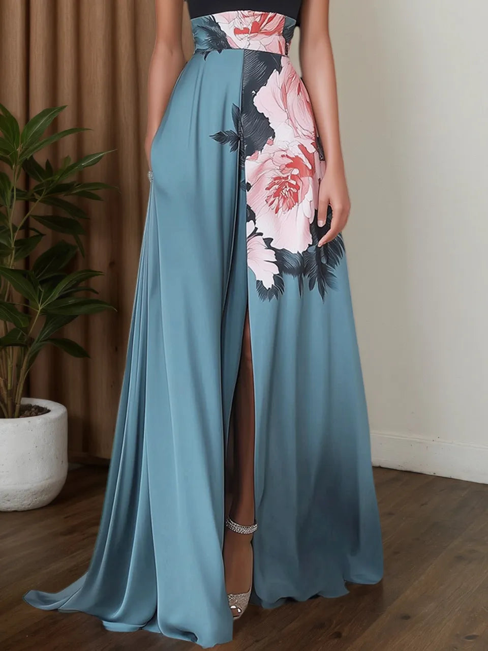 Vestido maxi línea A negro de satén con tirantes halter, sin mangas y abertura con estampado floral