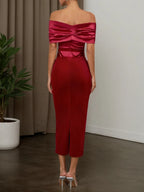 Vestido maxi de terciopelo rojo vino con escote barco y manga corta