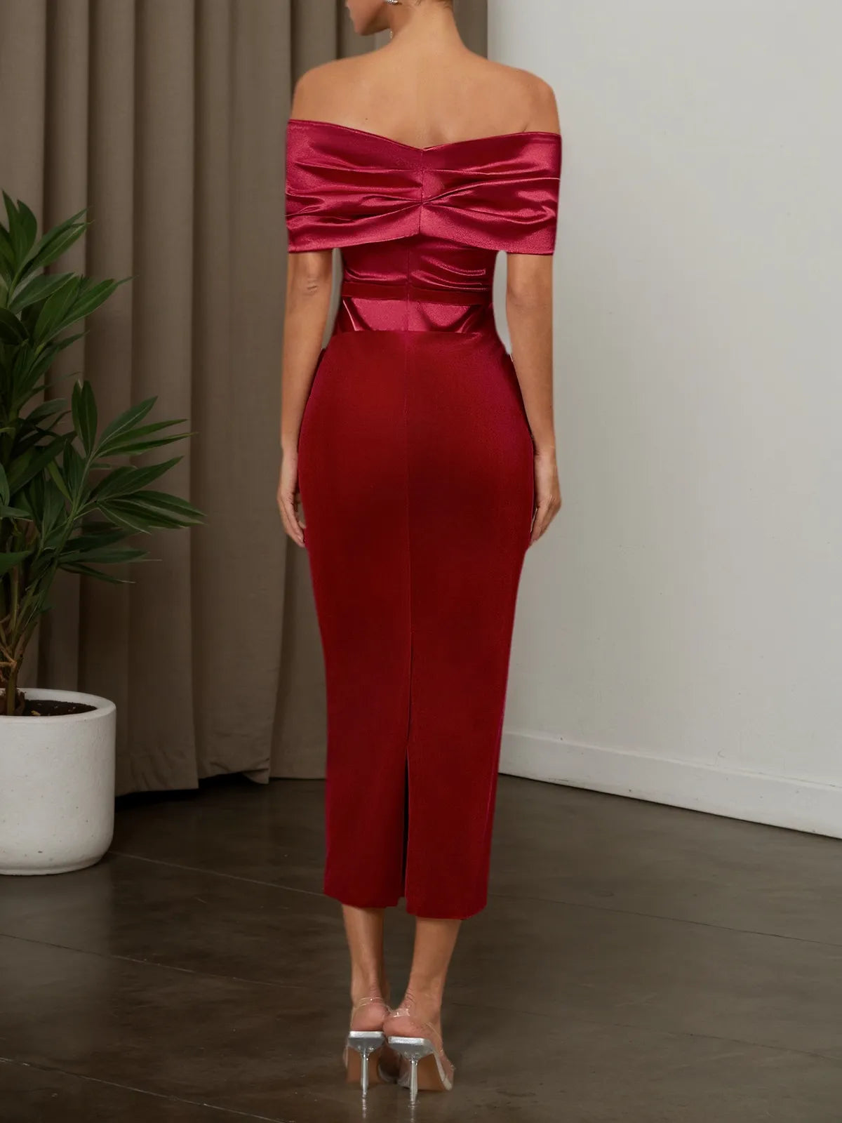 Vestido maxi de terciopelo rojo vino con escote barco y manga corta