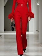 Tuta elegante da donna rossa con scollo a V e rifiniture in piume, maniche lunghe