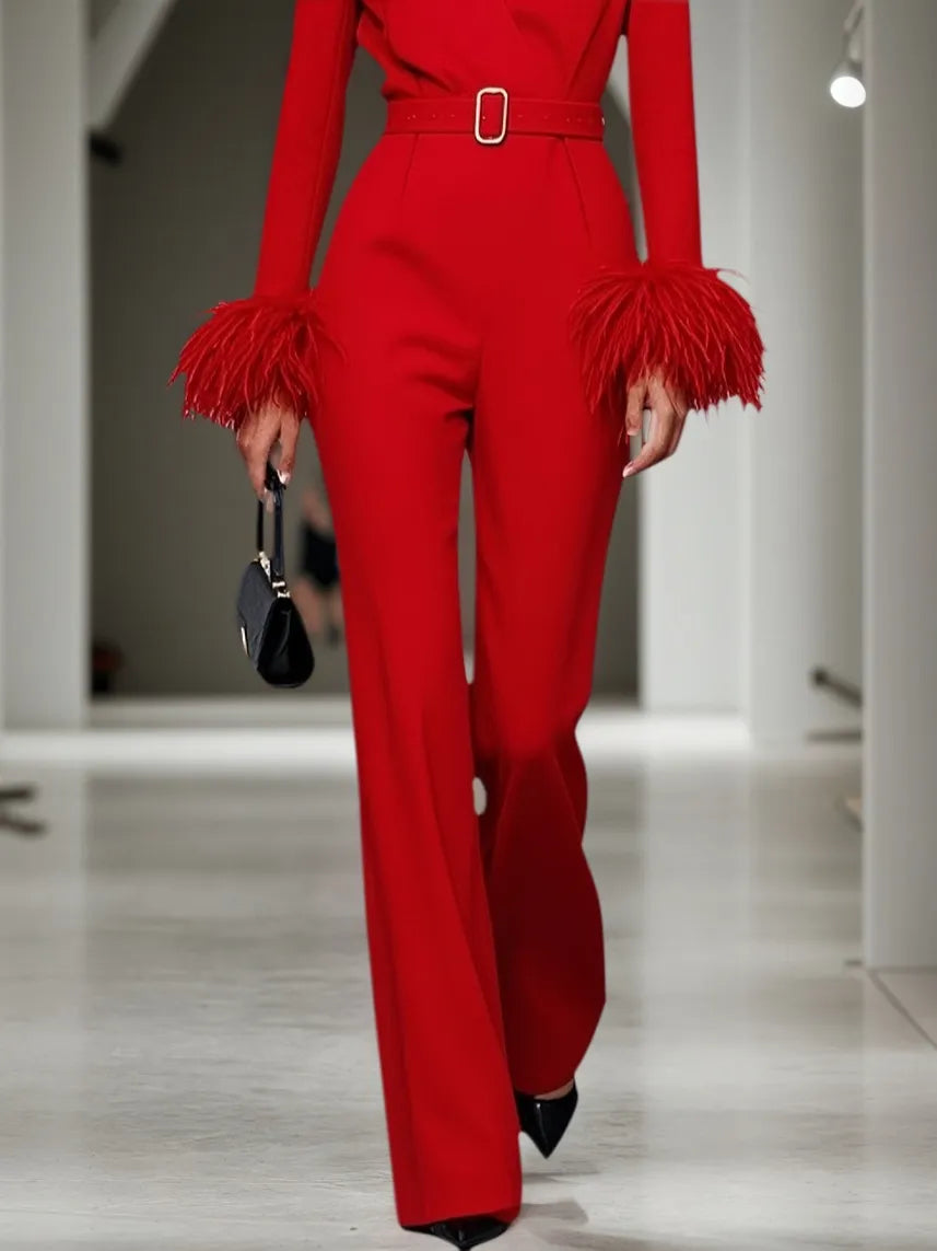 Tuta elegante da donna rossa con scollo a V e rifiniture in piume, maniche lunghe