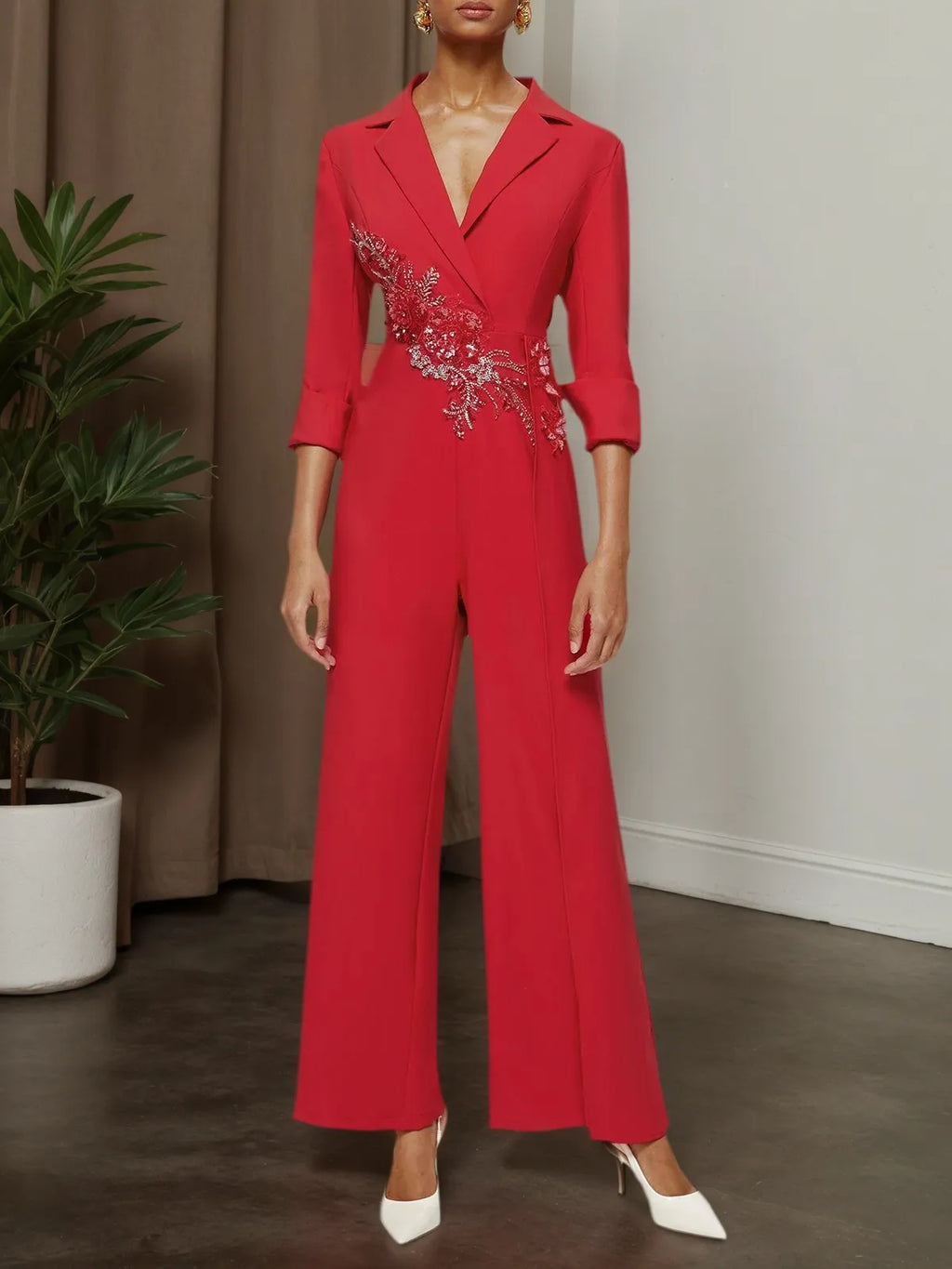 Mono de pierna ancha con blazer de solapa y aplicaciones florales rojas