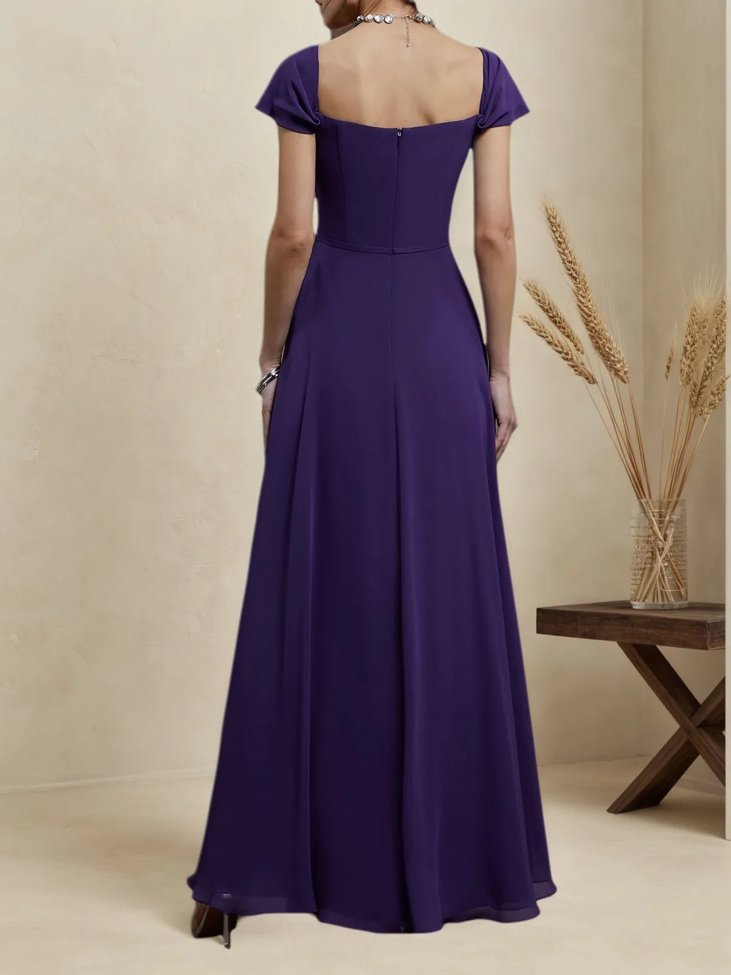 Vestido largo de dama de honor en línea A de gasa morada con escote cuadrado y mangas cortas