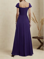 Vestido largo de dama de honor en línea A de gasa morada con escote cuadrado y mangas cortas
