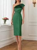 Robe de cocktail verte, une épaule, ajustée, longueur midi