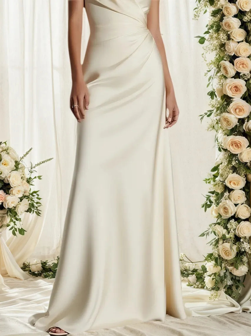 Robe de mariée beige en satin froncé à fines bretelles, coupe trapèze