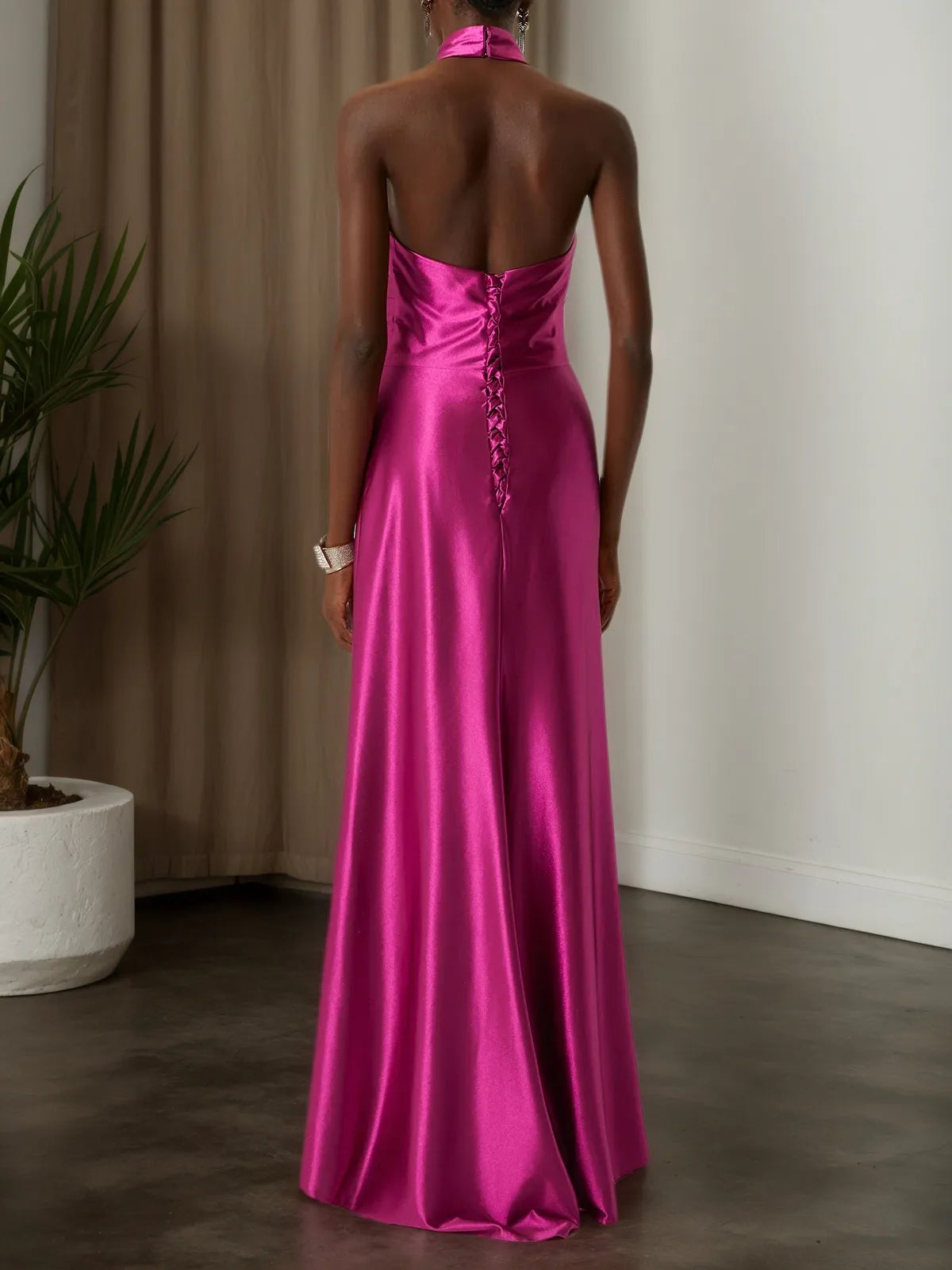 Vestido tubinho de cetim vermelho rosa com gola halter franzida e gola alta falso, sem mangas