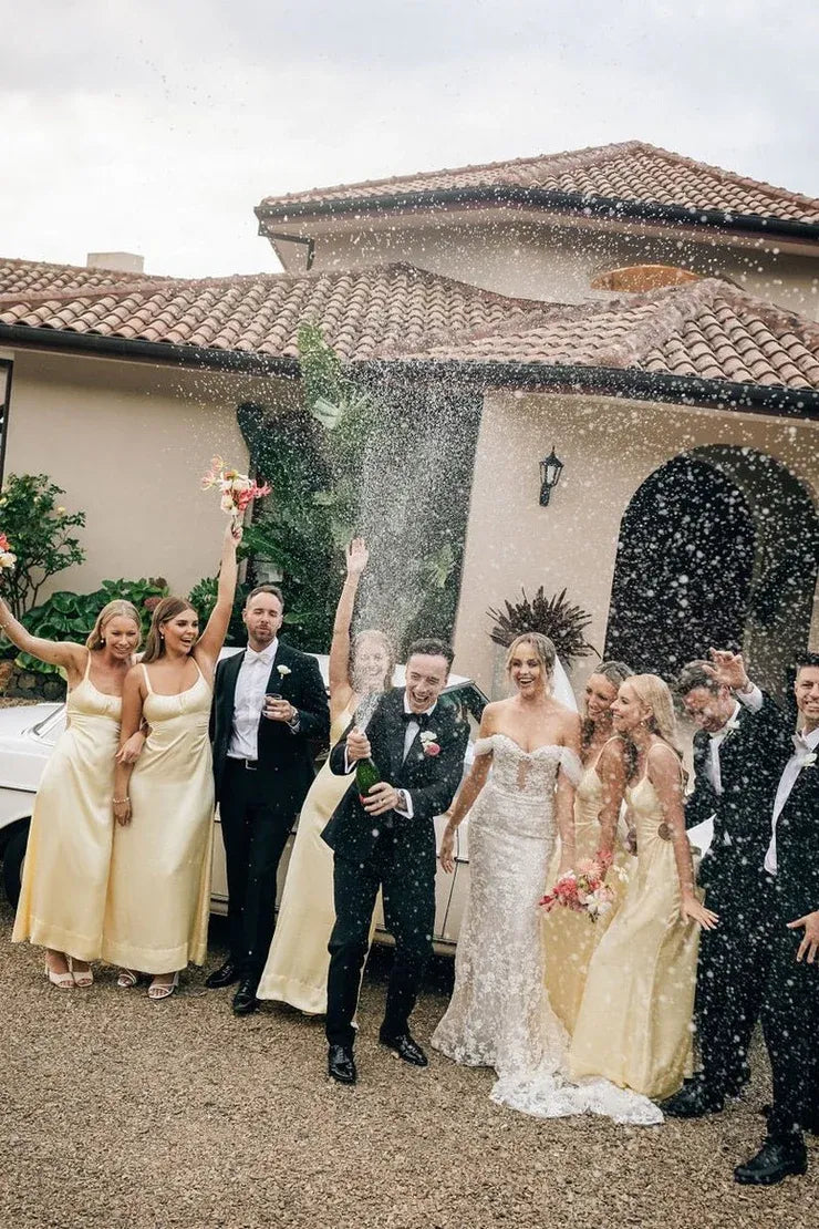 Vestidos largos de dama de honor tipo tubo con tirantes finos y recortes