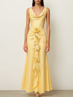 Gelbes Satin Kleid mit Wasserfallausschnitt, ärmellos, bodenlang mit floralen Rüschen