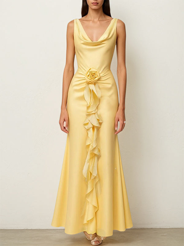 Gelbes Satin Kleid mit Wasserfallausschnitt, ärmellos, bodenlang mit floralen Rüschen