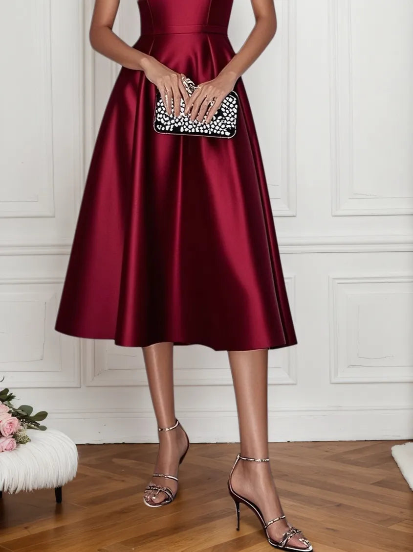 Abito midi a linea ad A in satin e rete rosso vino con scollo tondo e maniche corte