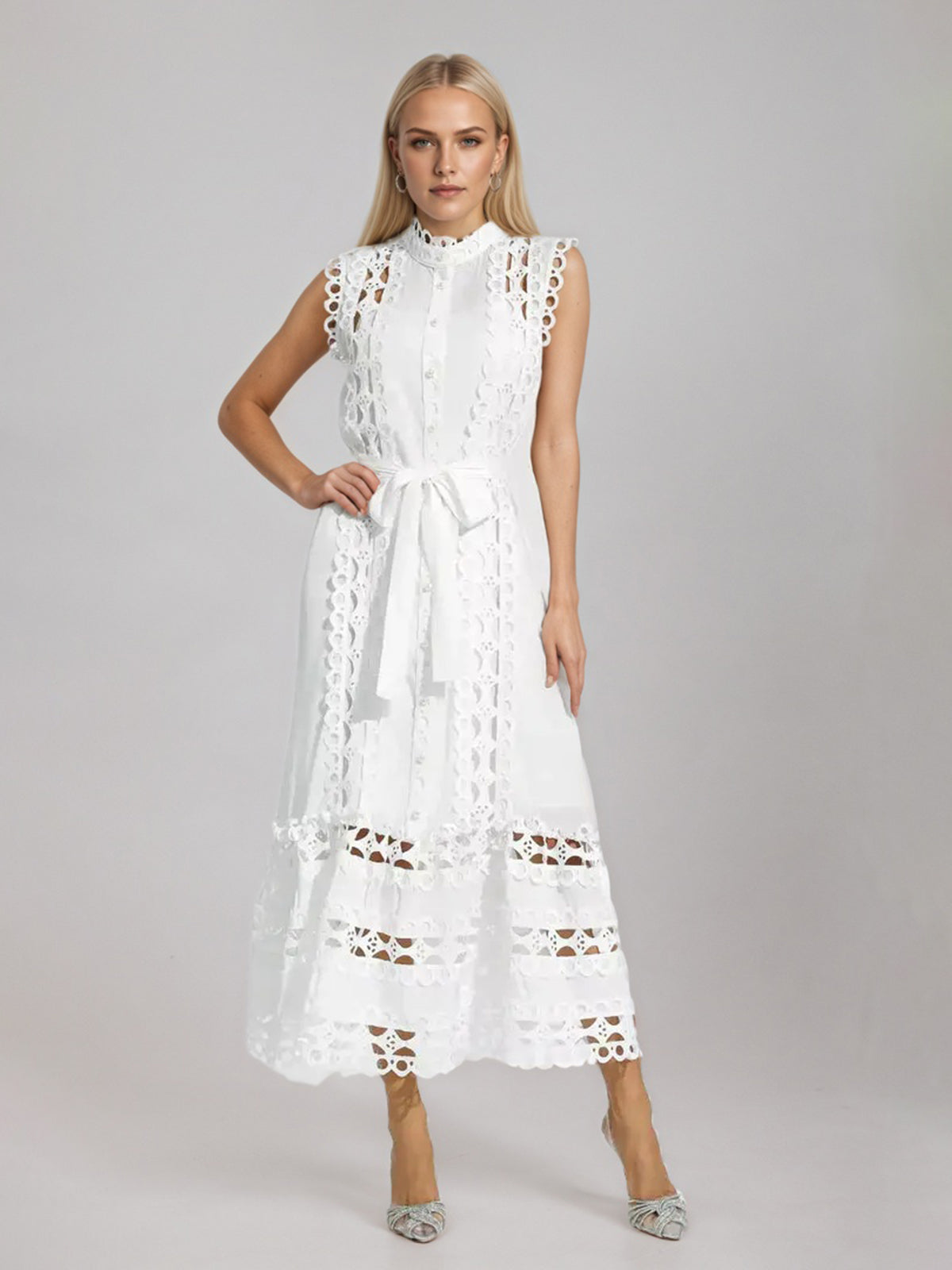 Schwarzes ärmelloses ausgeschnittenes Maxikleid