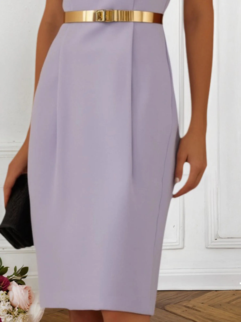 Vestido de trabalho roxo com gola redonda e cinto, comprimento até o joelho