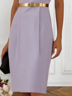 Vestido de trabalho roxo com gola redonda e cinto, comprimento até o joelho