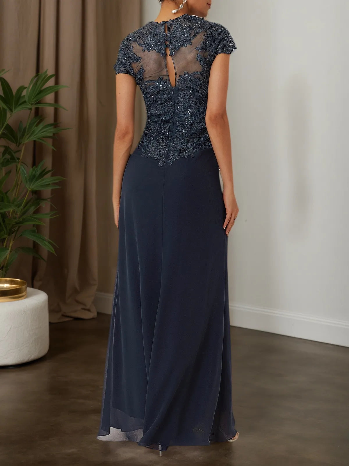 Vestido para madre de la novia o del novio en chiffon con encaje de lentejuelas azul violáceo, escote corazón, manga corta y línea A maxi