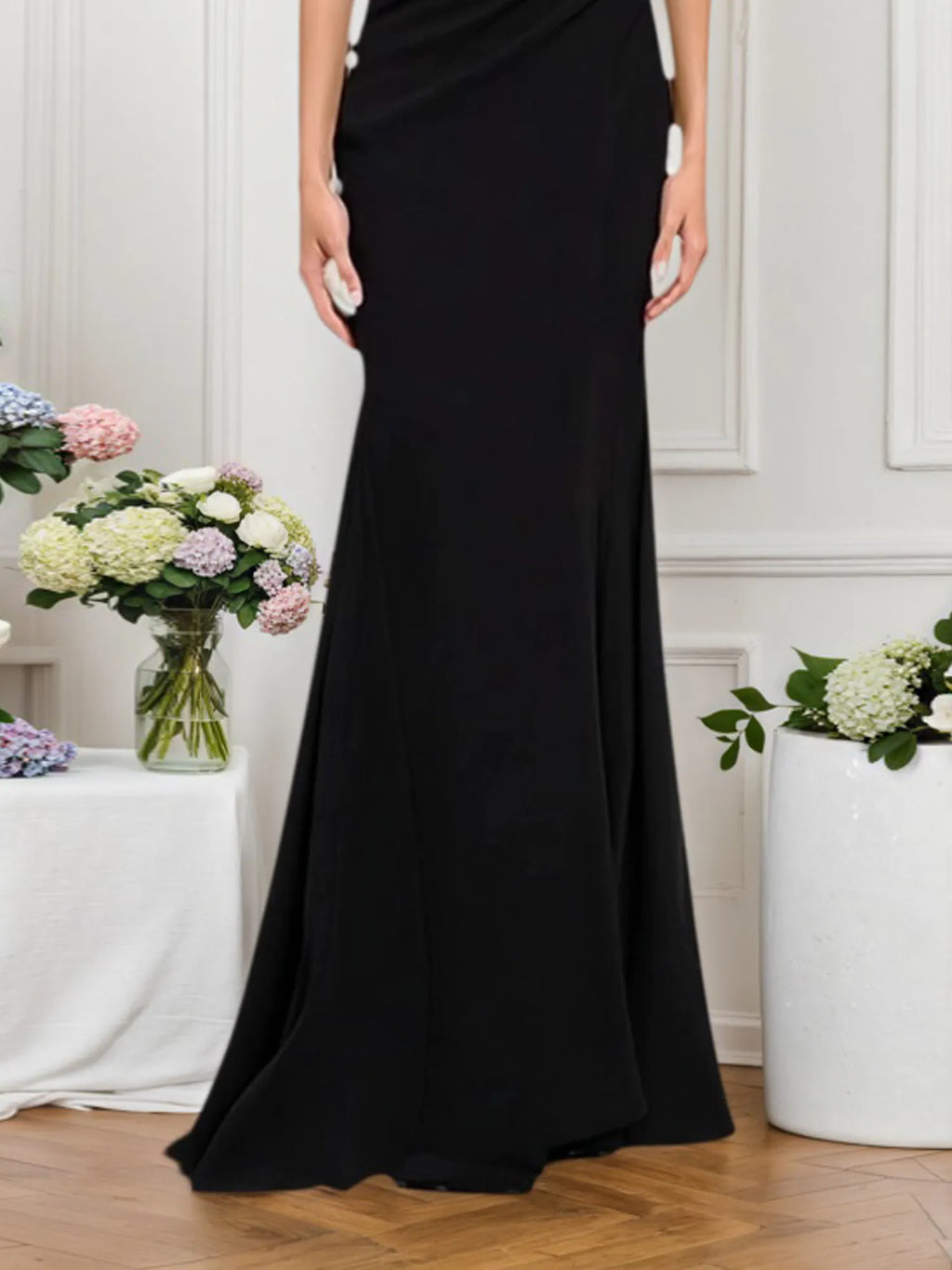Vestido formal preto maxi com decote em V e renda