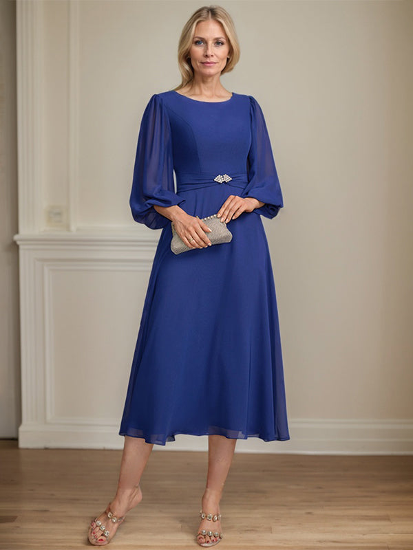 Vestido para mãe da noiva em linha A, comprimento chá, chiffon com decote redondo, broche de cristal e plissado