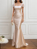 Vestido para madre de la novia de satén champán con escote cuadrado y largo maxi