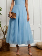 Vestido midi azul claro plissado de tule com franzidos, tomara que caia e sem mangas em linha A