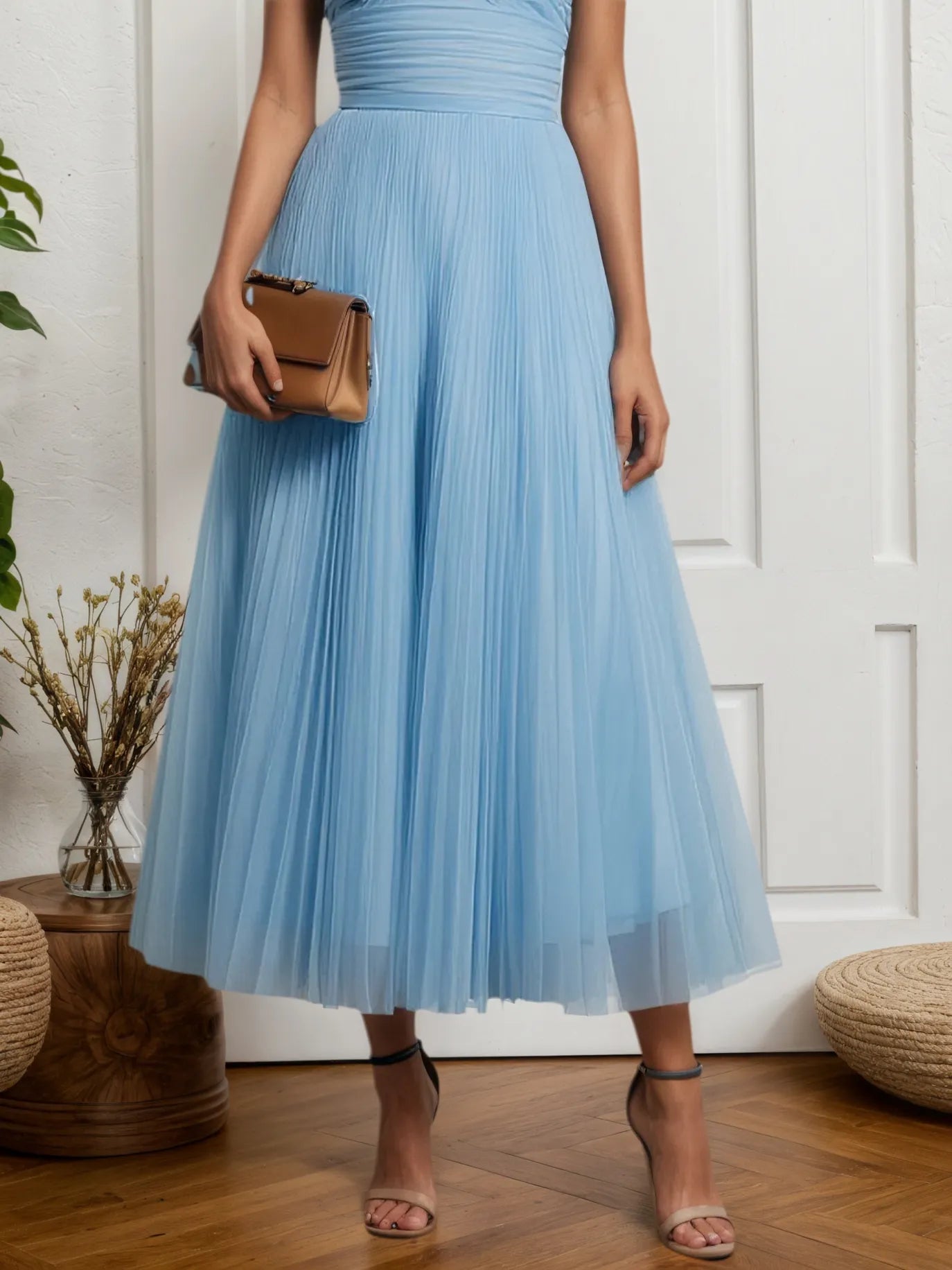 Vestido midi azul claro plissado de tule com franzidos, tomara que caia e sem mangas em linha A
